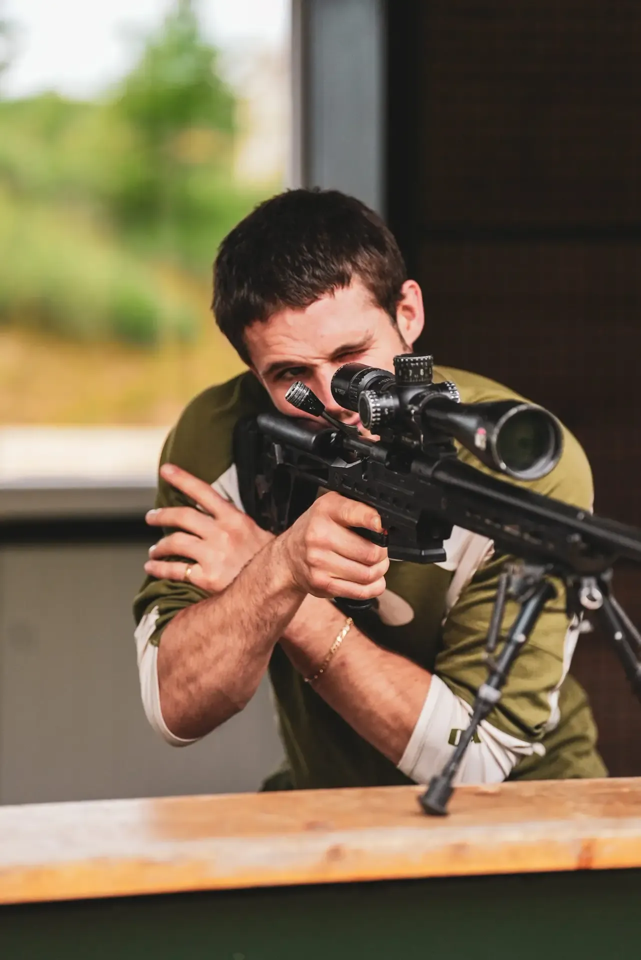 Alpha Range član nišani sniperskom puškom na streljani u Beogradu